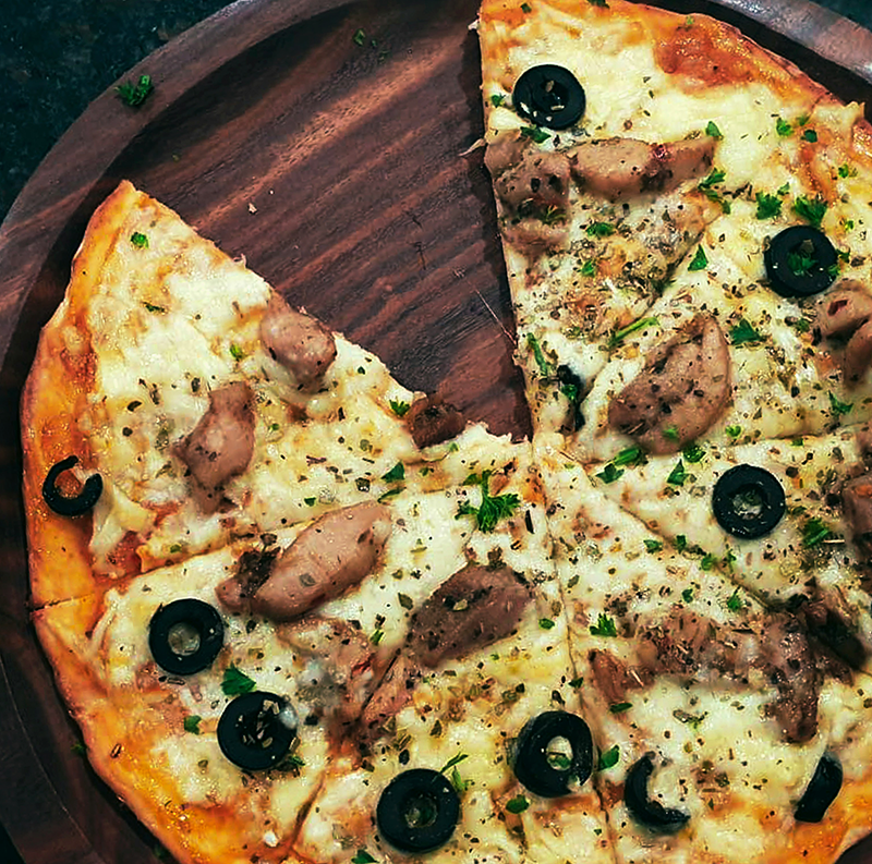 Carne pizza Helsingissä Terra Pizzeriassa