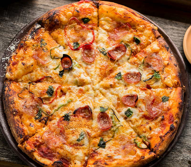 Pepperoni pizza Helsingissä Terra Pizzeriassa
